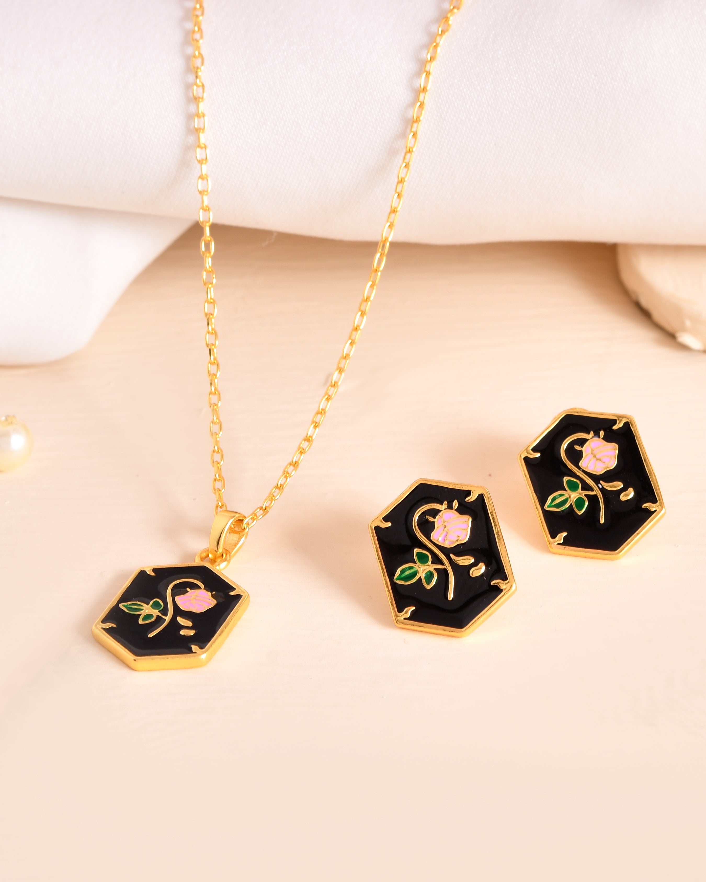 Midnight Bloom Gold Plated 925 Silver Chain Pendant Set